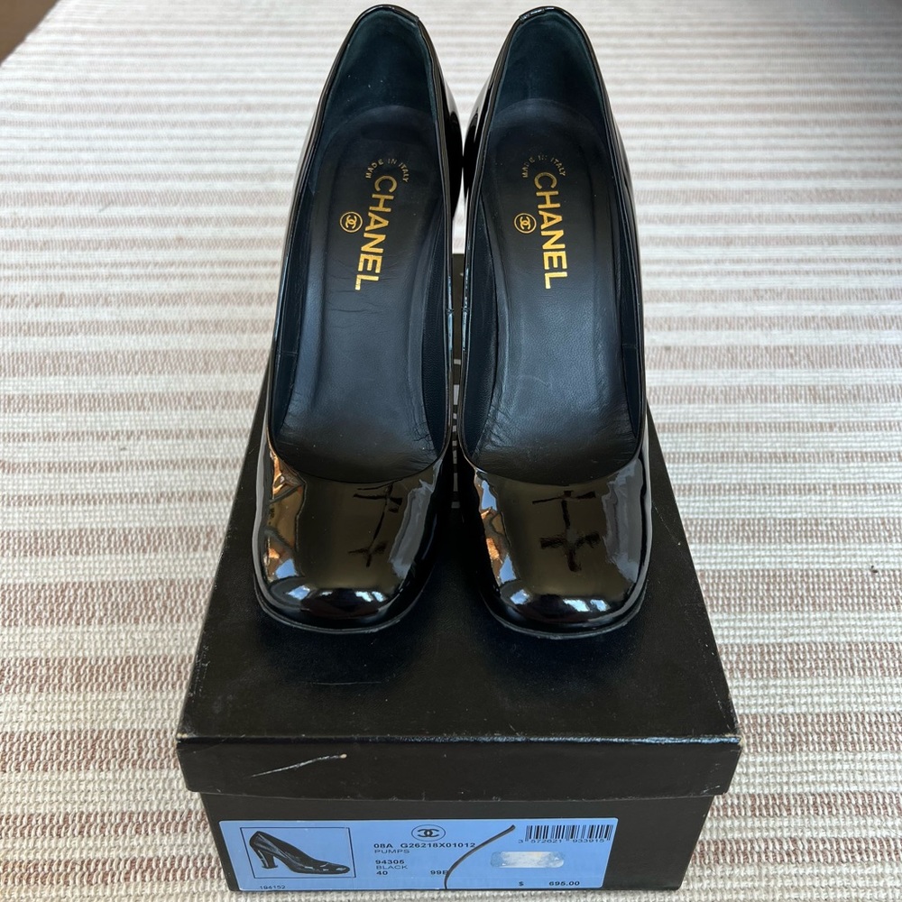 Beautiful Patent Black Chanel Pumps - Size 40 G26218